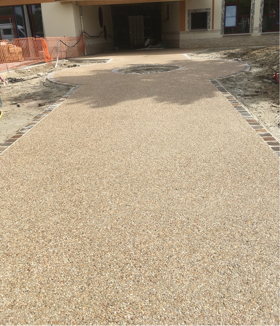 Allée en béton désactivé